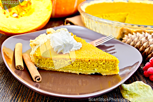 Image of Pie pumpkin in brown plate with cream on board