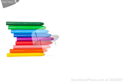Image of Crayons lined up in rainbow 