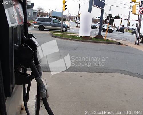 Image of petrol kiosk (gas station) and cars