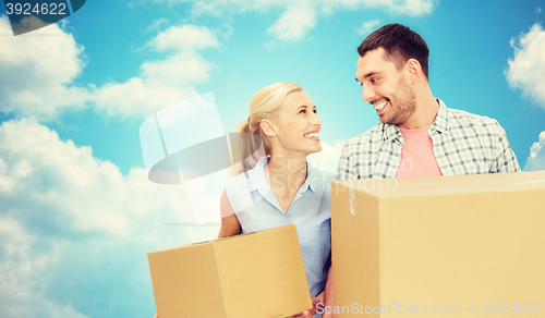 Image of couple with cardboard boxes moving to new home