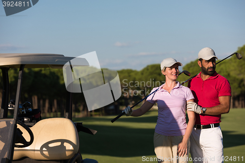 Image of couple in buggy on golf course