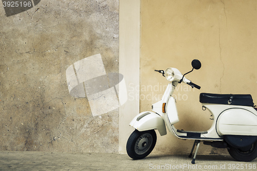 Image of old scooter in Italy