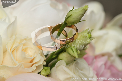 Image of wedding rings on the bouquet