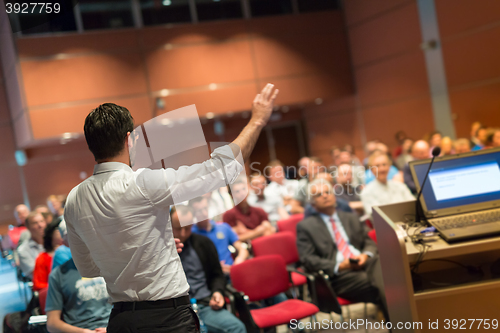 Image of Public speaker giving talk at Business Event.