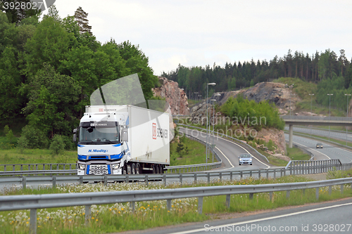 Image of Renault Trucks T Semi on Motorway