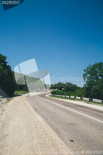 Image of road markings disappearing into the distance