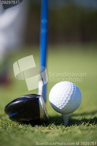 Image of golf club and ball in grass