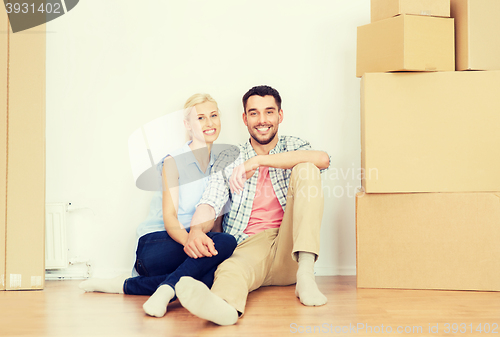 Image of couple with cardboard boxes moving to new home