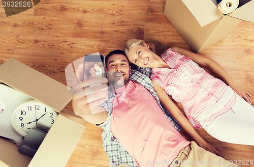 Image of couple with big cardboard boxes moving to new home