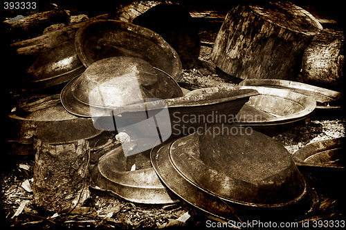 Image of gold pans from failure