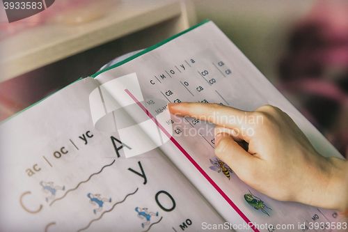 Image of First-graders learning to read by syllables.