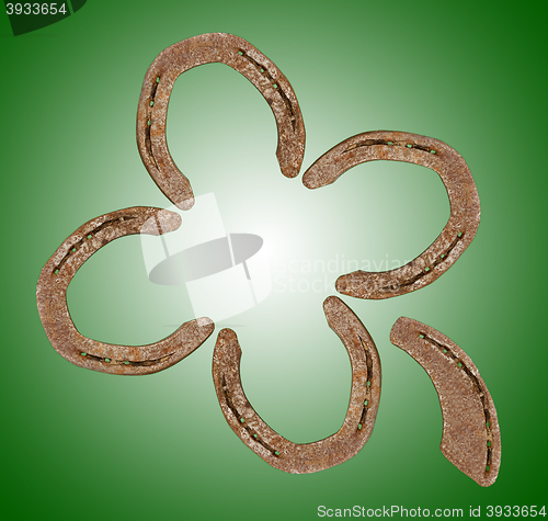 Image of Horseshoes forming a clover leaf