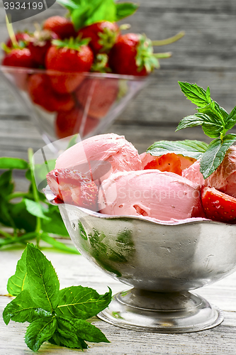 Image of Ice cream with strawberries
