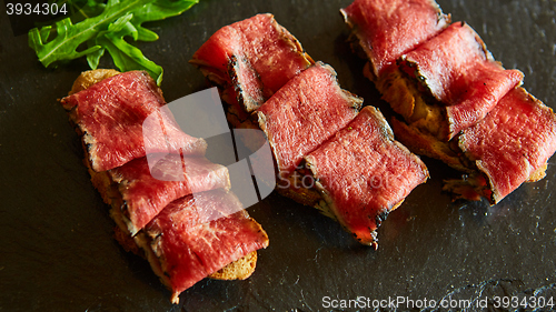 Image of bruschetta with roasted beef