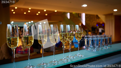 Image of row of champagne glasses