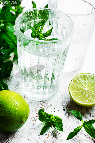 Image of cocktail with lime and mint