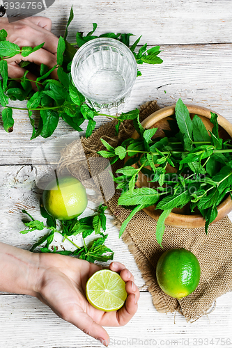 Image of cocktail with lime and mint