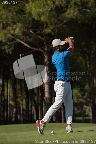 Image of golf player hitting shot