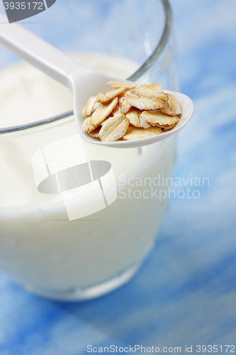 Image of Plastic spoon filled with rolled oats