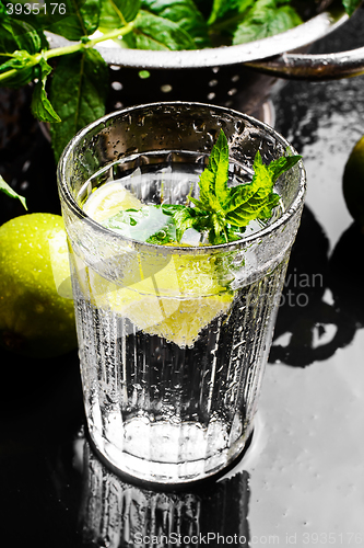 Image of Drink with lime and mint