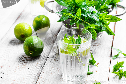 Image of cocktail with lime and mint