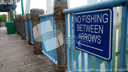 Image of No fishing sign at dock