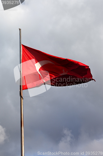 Image of Turkish flag on flagpole
