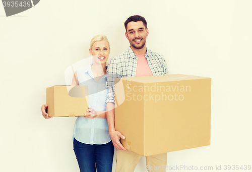 Image of couple with cardboard boxes moving to new home