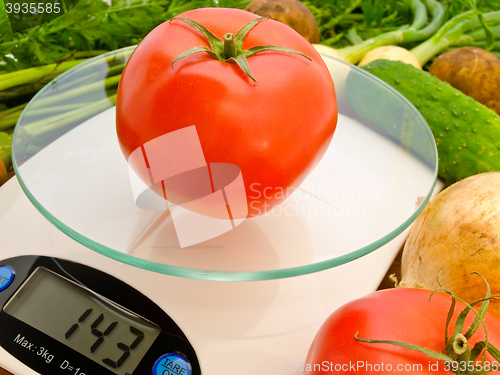 Image of tomato on the scales 