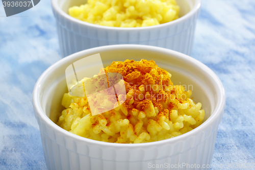 Image of Rice (boiled with curcuma) and curcuma powder topping