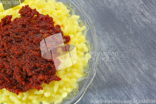 Image of Rice (boiled with curcuma) and harissa sauce