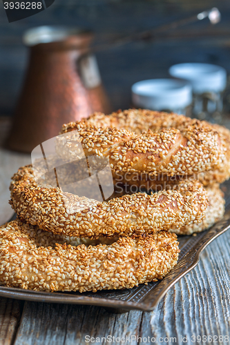Image of Bagels with sesame seeds on a tray closeup.