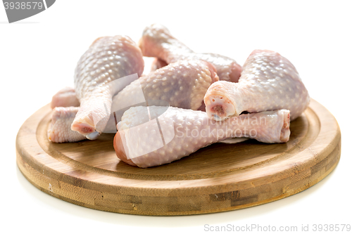 Image of Raw chicken drumsticks.