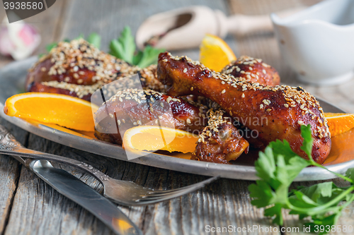 Image of Chicken drumsticks with sesame seeds.