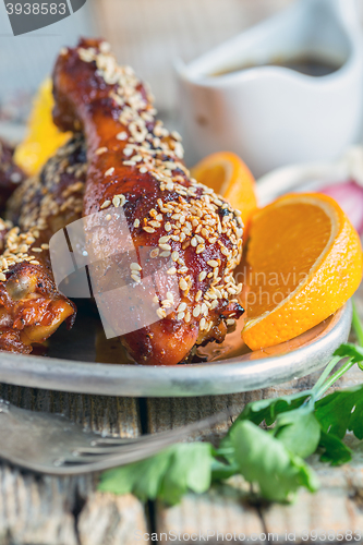 Image of Fried chicken drumsticks with sesame seeds close-up.