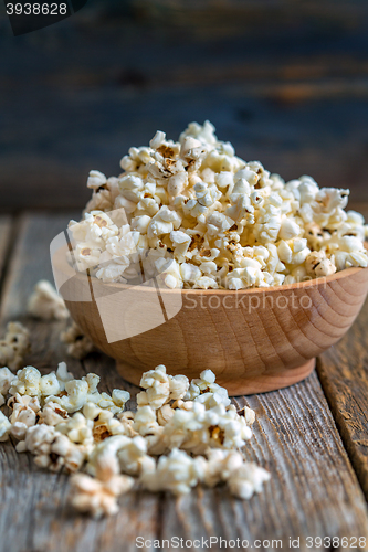 Image of Tasty popcorn in a wooden cup.