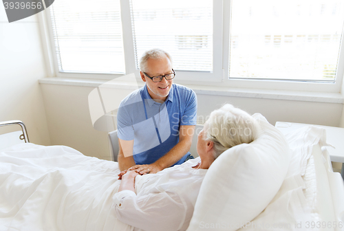 Image of senior couple meeting at hospital ward