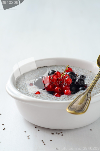 Image of chia seed pudding with fresh berries