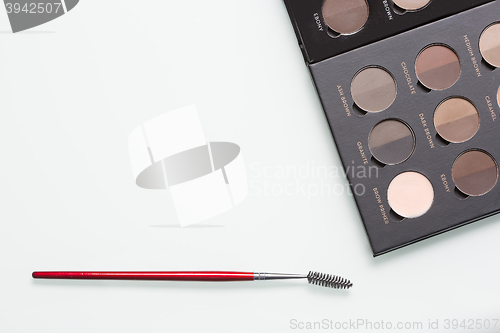 Image of Eye shadows of different colors and make-up brushes