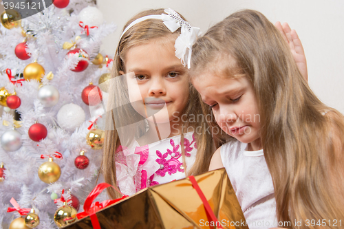 Image of The girl gave the wrong gift, another girl comforting her