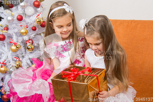 Image of Girl encourages another girl who gave the wrong gift