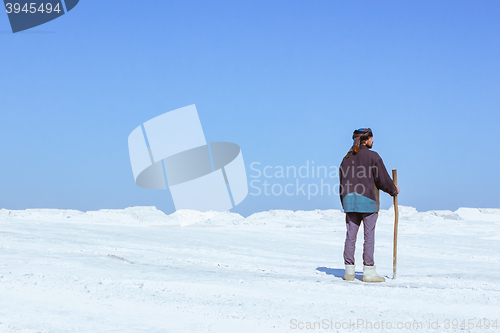 Image of Man in a turban among the white desert