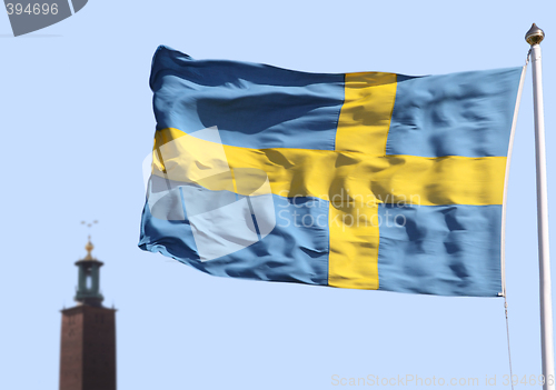 Image of Stockholms city statshuset och svenska flaggan