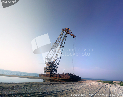 Image of Old crane in port 