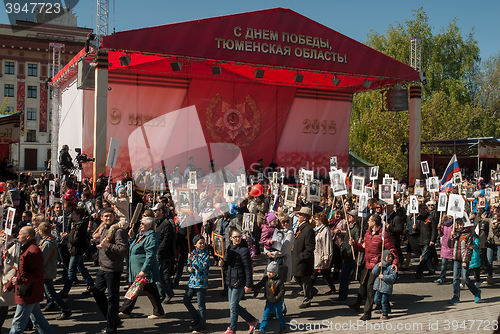 Image of People with photos of relatives. Immortal Regiment