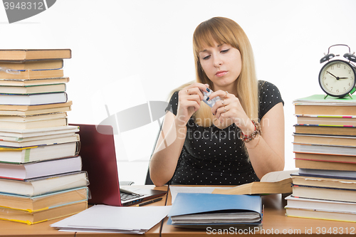 Image of The student wants to take a pill for a headache