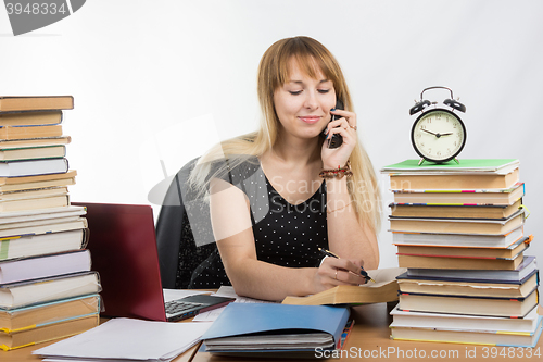 Image of Student discusses by phone the paragraph in the textbook