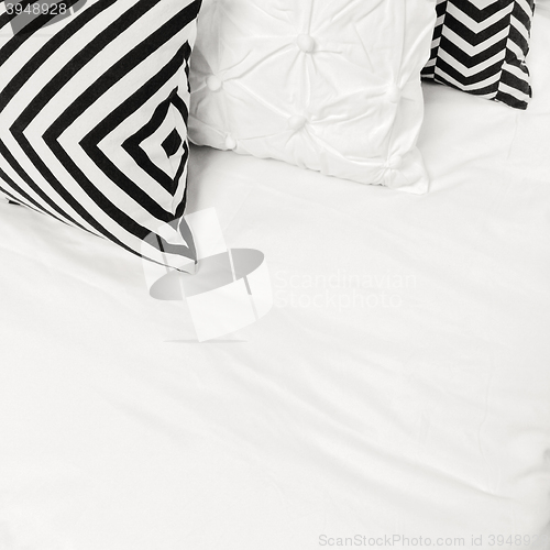 Image of Elegant black and white bed linen