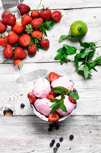 Image of ice cream with strawberries