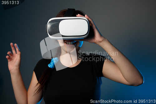 Image of Woman wear with the VR device